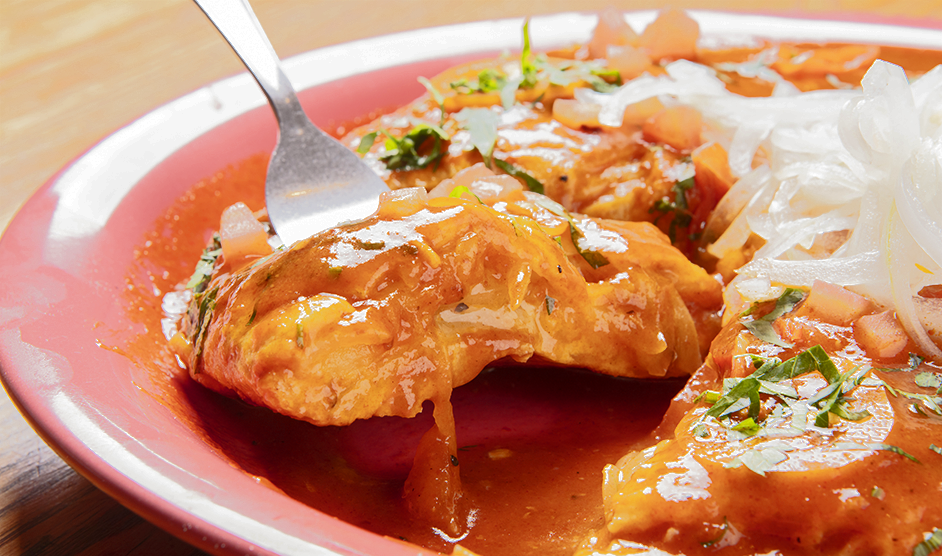 Tortilla de papas bañada con jugo de adobo