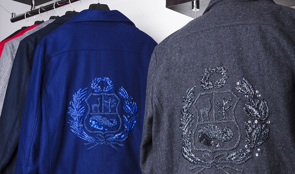 Abrigos con el escudo bordado a mano